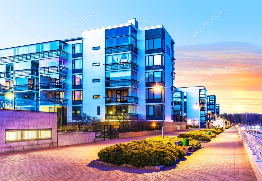 Şehir manzaralı modern apartman dairesi dış cephe görüntüsü